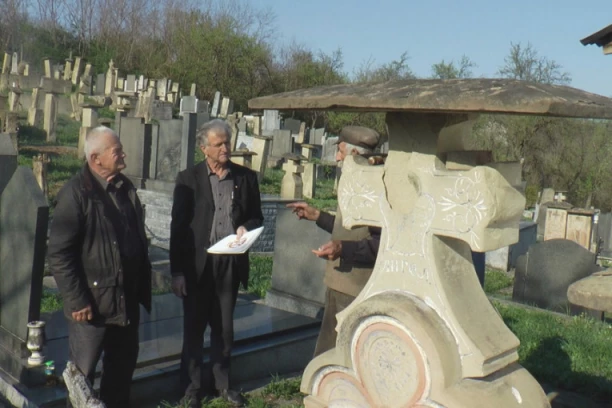 MRTVIMA NAPLAĆUJU GLEDANJE TV-a?! Bizarna situacija u dragačevskom selu, MEŠTANI BESNI jer im pretplata stiže i na groblje: "Moj deda NA ONOM SVETU sigurno ne gleda nijedan KANAL!" (FOTO)