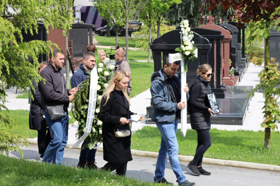 OVAJ DETALJ NA SAHRANI ANDRIJE IKI A NISTE PRIMETILI Ono to Su Mu ovaj-detalj-na-sahrani-andrije-iki-a-niste-primetili-ono-to-su-mu