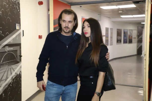 PRESLIKAN OTAC! Sve oči uprte u sina Ace Lukasa i njegovu atraktivnu suprugu, a evo šta je sa pevačevom BIVŠOM! (FOTO)