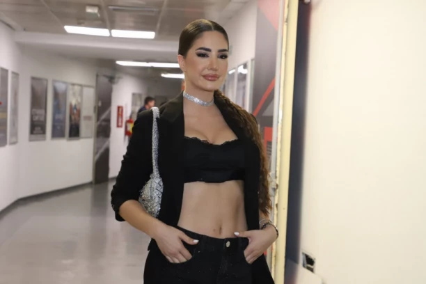 KOMŠIJE ANĐELE ĐURIČIĆ PRISUSTVOVALE ŠOK-SCENI: Zadrugarka se skinula, pa razvukla zavese! (FOTO)