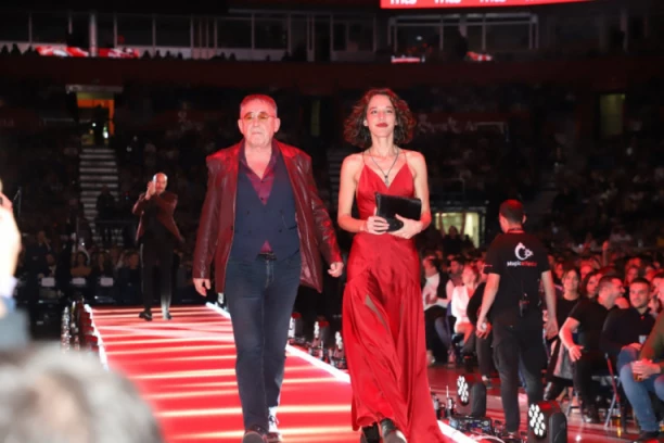 MIMA KARADŽIĆ NA CRVENOM TEPIHU SA LEPOM GLUMICOM! Ovo je ćerka našeg legendarnog Gige Moravca! (FOTO)