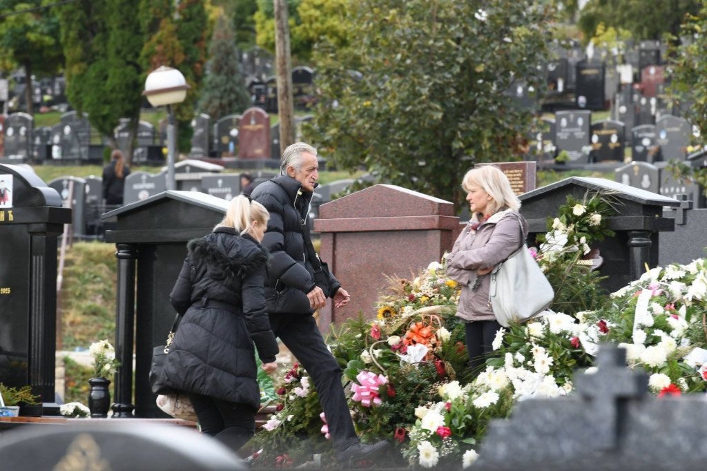 Mirko Kodić na grobu svog sina Aleksandra Kodića