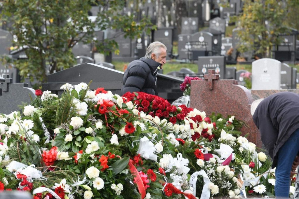 Mirko Kodić na grobu svog sina Aleksandra Kodića