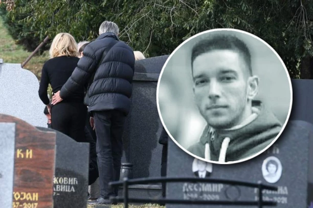 RODITELJI ALEKSANDRA KODIĆA U ZAGRLJAJU SLOMLJENI OD TUGE: Mirko i Jasna neutešni na grobu svog sina, prizor tera SUZE NA OČI! (FOTO)