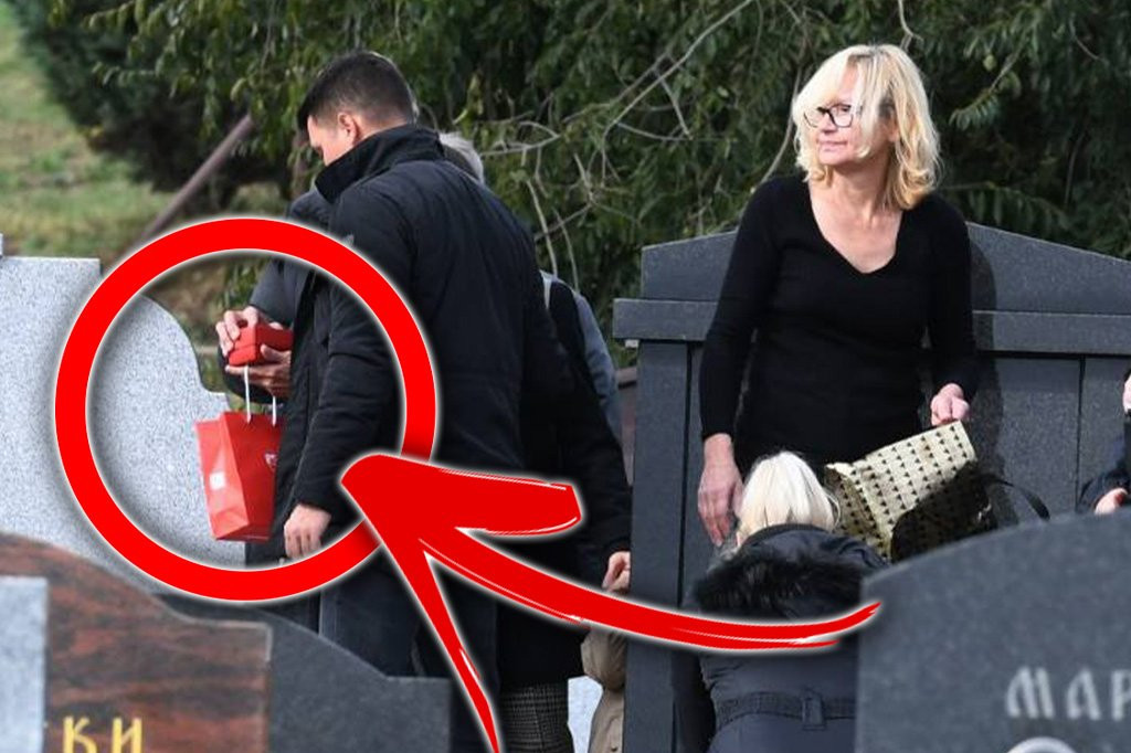 NA GROBU ALEKSANDRA KODIĆA SE POJAVIO OVAJ DETALJ: Tera suze na oči, a otkriva ISTINU o njegovom životu!