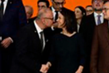 BLAM GODINE! Hrvatski ministar pokušao da PRED SVIMA POLJUBI koleginicu iz Nemačke, a dogodilo se ONO NAJGORE