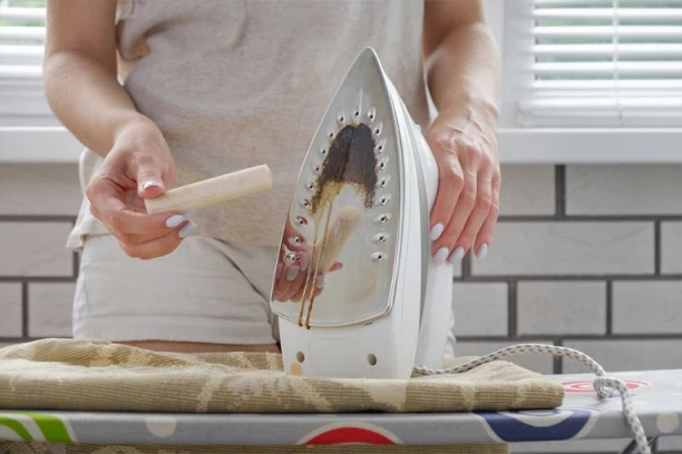 OVI TRIKOVI SPASIĆE VAS SVIH MUKA: Evo kako da brzo i jednostavno očistite peglu da bude kao NOVA