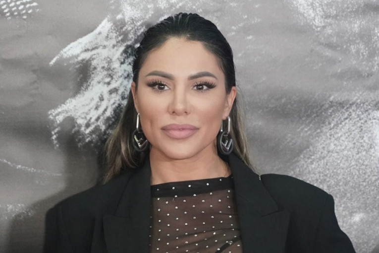 Sandra Afrika peva za doček 2024. godine u Beogradu ispred Skupštine