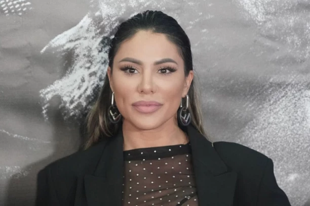 ZA NJENU SMRT SAZNALA PUTEM PORUKE! Našu pevačicu TRAGIČNO SAOPŠTENJE pogodilo kao grom iz vedra neba!