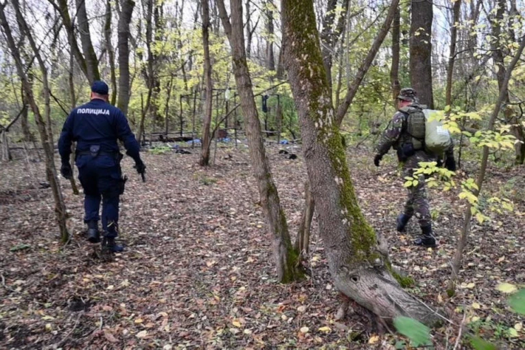 JOŠ JEDNA AKCIJA MUP-A: Pronađeno 77 migranata, municija i oprema za krijumčarenje, uhapšena organizovana grupa