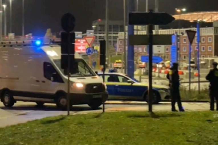 PRVI SNIMCI DRAME NA AERODROMU U HAMBURGU: Naoružani muškarac probio barijeru sa decom u kolima, letovi obustavljeni (VIDEO)