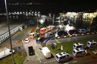 POLICIJA PODIGLA HELIKOPTERE! Drama na aerodromu u Hamburgu se nastavlja! MUŠKARAC PUCA NA POLICIJU DOK DRŽI DECU KAO TAOCE! (VIDEO)