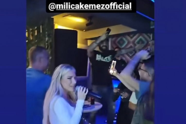 Milica Kemez peva u klubu