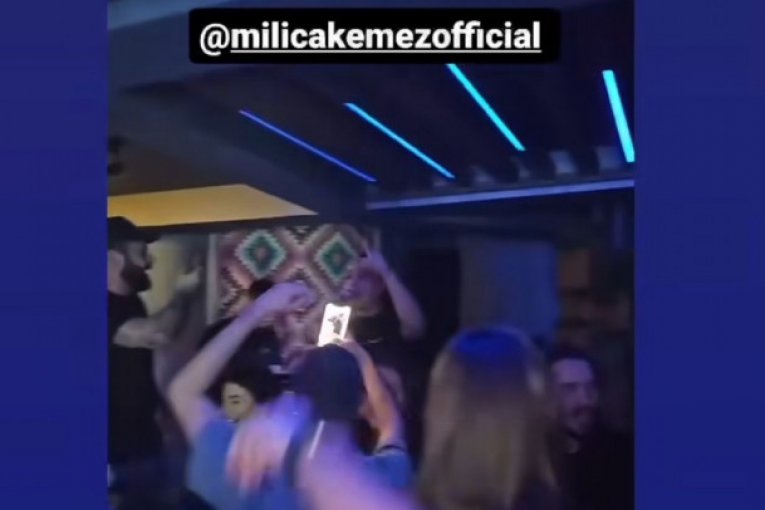 Milica Kemez peva u klubu