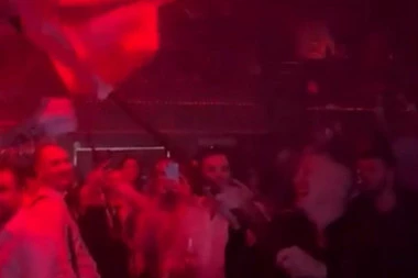 HIT NA PROSLAVI! Švajni uzeo srpsku TROBOJKU, pa izazvao DELIRIJUM! Ana i Bastijan ODUŠEVILI okupljene! (VIDEO)