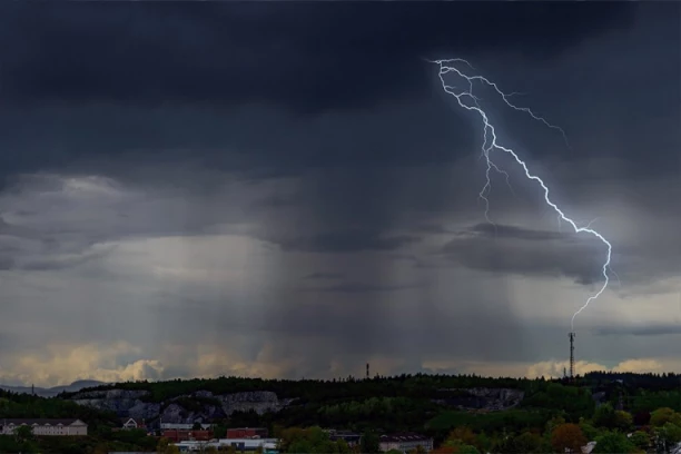 SPREMITE SE! STRAVIČNO NEVREME JURI KA SRBIJI: Kroz ove krajeve regiona i naše zemlje PROTUTNJAĆE žestoka OLUJA, a ovo nosi sa sobom!