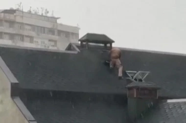 IZAZIVA SUDBINU ILI ČOVEK HEROJ? Pogledajte šta radi usred oluje u Beogradu - snimak od kog podilazi jeza (VIDEO)