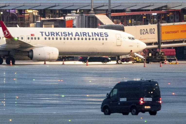 KRAJ TALAČKE KRIZE U HAMBURGU: Predao se muškarac na aerodromu, a evo šta se desilo sa njegovom ĆERKOM (4)