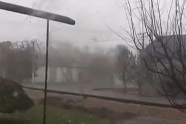 VETAR SRUŠIO POLA KUĆE ZA SEKUND! Oluja nosi sve pred sobom (VIDEO)