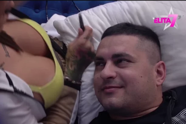 ŠOK SNIMAK IZ ELITE UGLEDAO SVETLOST DANA: Bebica završio među Teodorinim GIGANTSKIM GRUDIMA, pa ga izvređala, jer nije smeo da uradi OVO!