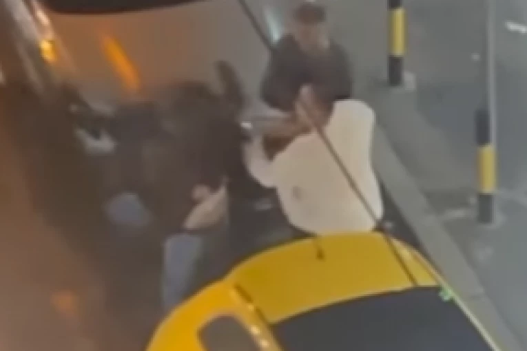 NOVI DETALJI MASOVNE TUČE U CENTRU BEOGRADA! U sve upletena i jedna žena, zbog nje isprebijan muškarac? (VIDEO)
