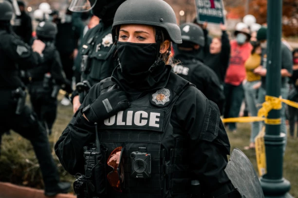 POLICAJKA PRONAŠLA IZGLADNELU BEBU: Uzela je i odmah OVO uradila, kada su ostali videli, samo su krenuli da plaču (VIDEO)