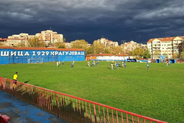 NAŠ KRAJ, NAŠA PRAVILA: Kragujevački klub predstavio novu garnituru sportske opreme - na ovakvim dresovima bi im mnogi mogli da pozavide! (FOTO GALERIJA)