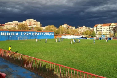 NAŠ KRAJ, NAŠA PRAVILA: Kragujevački klub predstavio novu garnituru sportske opreme - na ovakvim dresovima bi im mnogi mogli da pozavide! (FOTO GALERIJA)