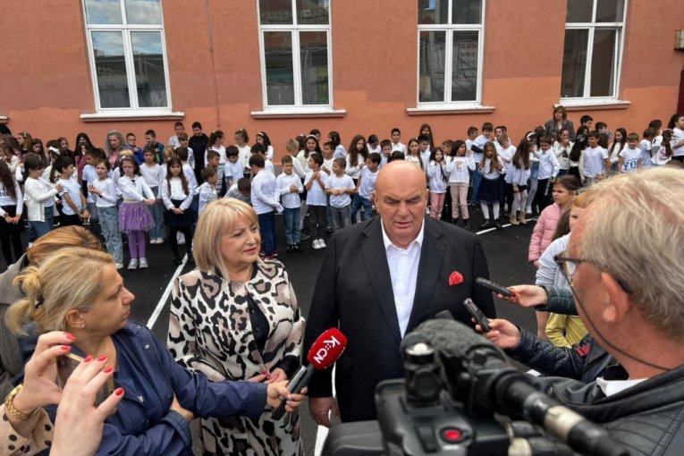 Slavica Đukić Dejanović i Dragan Marković Palma u obilasku škola u Jagodini
