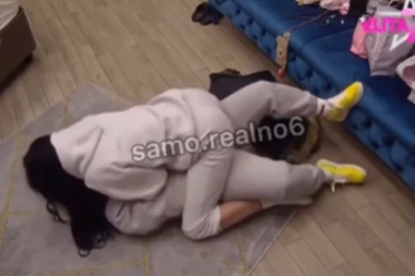 ANITA OBORILA MATORU NA POD, PA JE ZASKOČILA! Zadrugarke zaboravile na kamere, pa se "zaigrale", usledile VRELE SCENE!