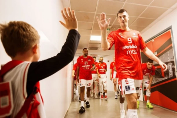 MALI DELIJA SA SVOJIM HEROJIMA: Crveno-beli ugostili Filipa, emotivnog dečaka s meča protiv Bajerna!