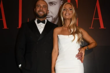 SUPRUGA DADA POLUMENTE SE POJAVILA NA PROMOCIJI: Ivona izgleda kao MILION DOLARA, a OVIM potezom oduševila sve!