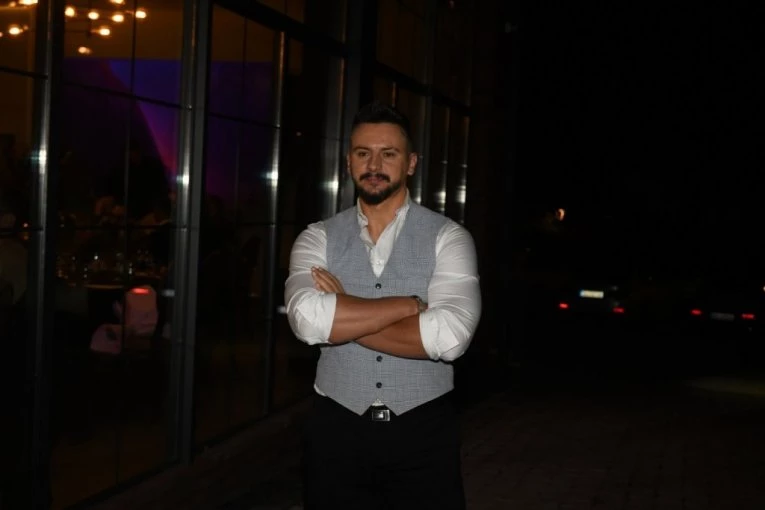 PEVAČ KAŽNJEN ZA POLNO UZNEMIRAVANJE! Emir Đulović o JAVNOM SKANDALU - evo šta se ZAISTA desilo!