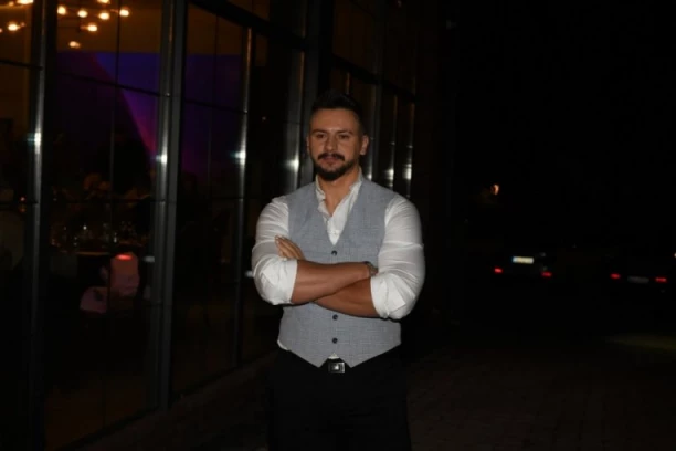 PEVAČ KAŽNJEN ZA POLNO UZNEMIRAVANJE! Emir Đulović o JAVNOM SKANDALU - evo šta se ZAISTA desilo!