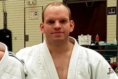 TRENER DŽUDOA OSUĐEN ZBOG 685 SLUČAJEVA ZLOSTAVLJANJA! Dečake spopadao po svlačionicama, namamljivao ih i u svoj stan!