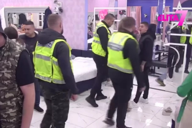 OBEZBEĐENJE PATROLIRA ELITOM: Kačavendi pala roletna, usledila HITNA reakcija!