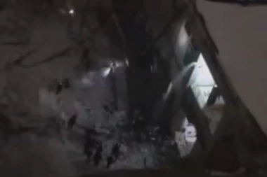 "MOJ SIN JE TAMO!" Stravična tragedija u Kini, od težine snega urušio se krov školske sportske sale, mrežama se šire vapaji OČAJNIH MAJKI žrtava (VIDEO)
