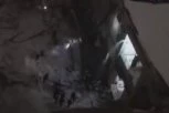 "MOJ SIN JE TAMO!" Stravična tragedija u Kini, od težine snega urušio se krov školske sportske sale, mrežama se šire vapaji OČAJNIH MAJKI žrtava (VIDEO)