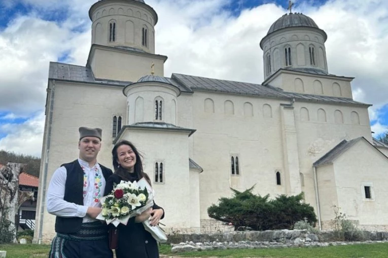 MOŽE LI LEPŠE?! O ovom veridbi priča cela Srbija - Srđan zaprosio svoju devojku Kristinu na predivnom mestu! (FOTO)