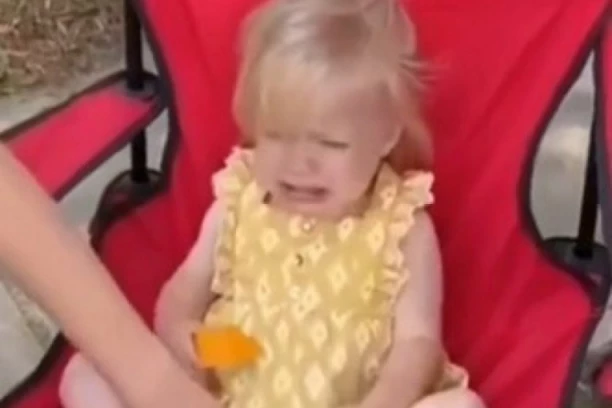 MAJKA JE NA TREN SKLONILA POGLED SA ĆERKICE: Ono što je devojčica držala u rukama zaprepastilo ju je, u sekundi je nastala drama (VIDEO)