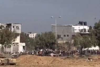 IMAJU SAMO TRI SATA DA POBEGNU OD SMRTI: Objavljen snimak Palestinaca koji prelaze na jug Pojasa Gaze NOSE BELE ZASTAVE, RUKE DRŽE PODIGNUTE UVIS(VIDEO)