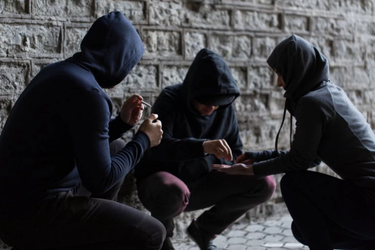 "NEMA SE PARA ZA SPID, PA DAJ ŠTA DAŠ!" Tri muškarca nasred stanice duvaju lepak u Beogradu - ne znaju GDE BIJU! (VIDEO)