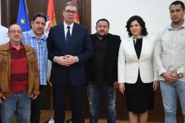 ''UČINIĆEMO SVE DA REŠIMO VELIKI PROBLEM NAPAJANJA ELEKTRIČNOM ENERGIJOM'': Predsednik Vučić sa predstavnicima građana Brzog Broda (FOTO)