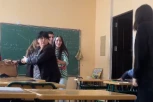 UČENICI POZVALI NASTAVNICU DA RASTAVI DEČAKE: Kad je došla do grupice, ZANEMELA je od šoka - ovome se nije nadala! (VIDEO)