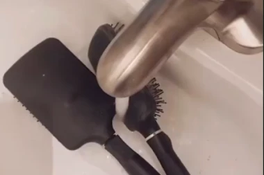 POGLEDAJTE ŠTA SE SVE NALAZI U ČETKI ZA KOSU: Ljudi su se zgrozili kakva je PRLJAVŠTINA izašla iz nje, obavezno je OVAKO operite!