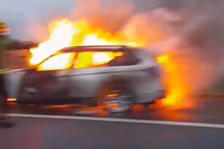 CAR ENGULFED BY FIRE IN ZELEZNIK! Nothing left of it!