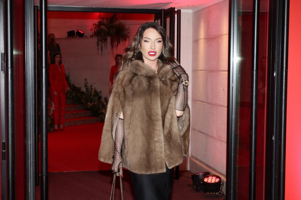 Katarina Živković pre i posle operacija