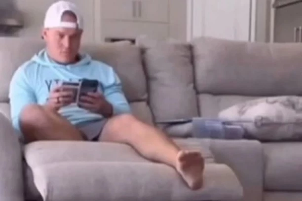 SEDEO JE U SOBI ZAGLEDAN U MOBILNI TELEFON, A ONDA JE NA TREN PODIGAO POGLED: Ono što je ugledao paralisalo ga je od straha (VIDEO)