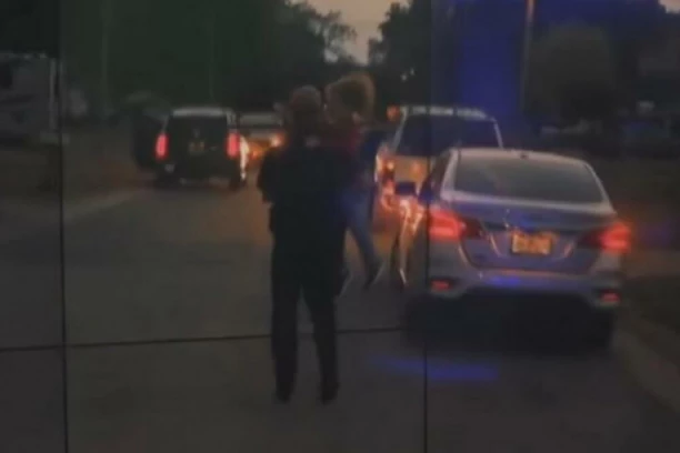 OVAJ SNIMAK KIDA SRCE! MAĆEHA KROZ SUZE MOLI OTMIČARA DA VRATI DEVOJČICU (5)! Čuje se zapomaganje: "Daću ti novac, šta god želiš" (VIDEO)