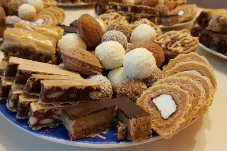 JEDNA SMESA ZA 4 VRSTE KOLAČA: Ovaj recept je spas za domaćice koje spremaju desert za slavsku trpezu!